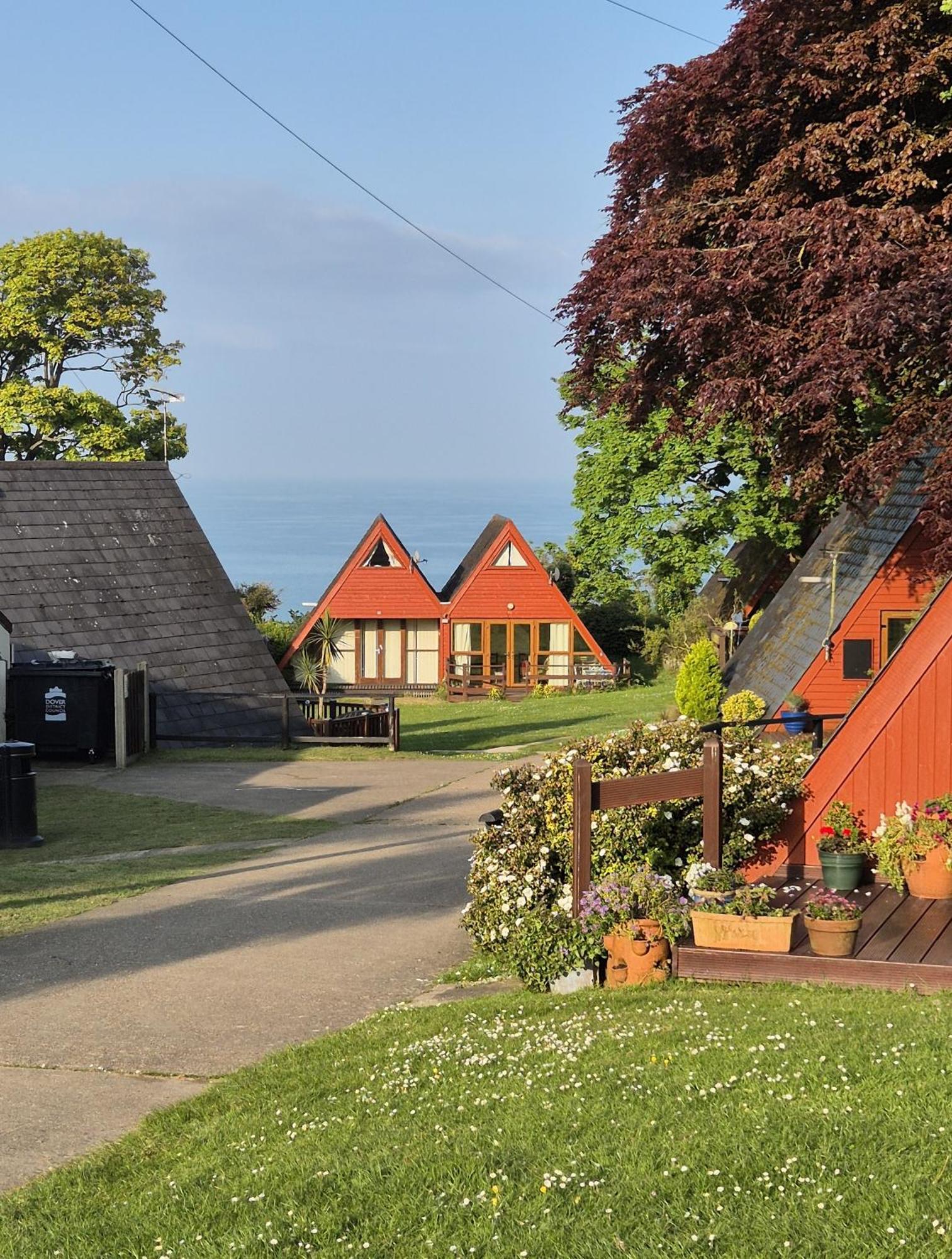 Villa Front Line Chalet With Open Sea Views & Swimming Pool In Kingsdown No14 Exterior foto